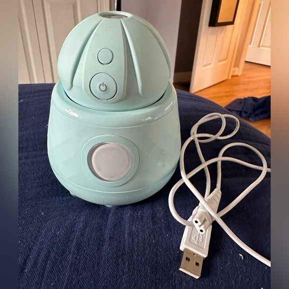 Tao Ona Facial Cleansing Brush with UV Light in Base - Picture 4 of 4